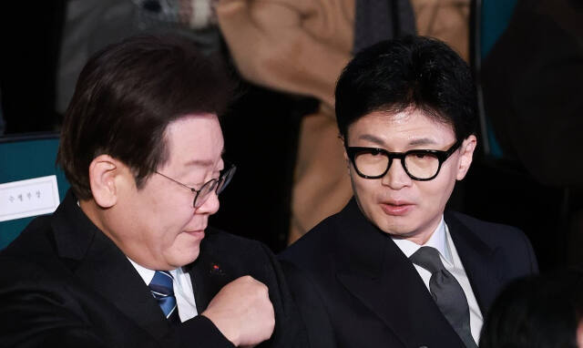 지난 3월 1일 서울 중구 유관순 기념관에서 열린 제105주년 3.1절 기념식에서 만나 대화하고 있는 국민의힘 한동훈 비상대책위원장(오른쪽)과 더불어민주당 이재명 대표. 연합뉴스