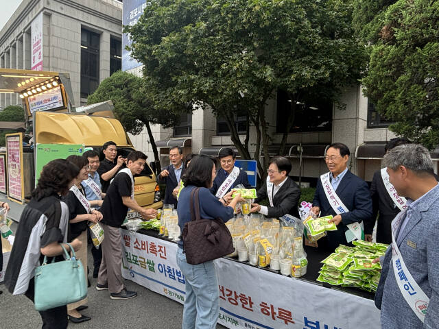 농협 김포시지부는 26일 김포시청에서 김병수 김포시장을 비롯, 조동환 고촌농협 조합장, 김명희 김포농협 조합장, 박호연 신김포농협 조합장, 조재열 김포파주인삼농협 조합장, 이진관 김포시농업기술센터 소장, 박유식 지부장 등이 참여한 가운데 김포금쌀 아침밥먹기 캠페인을 펼쳤다. 농협김포시지 제공