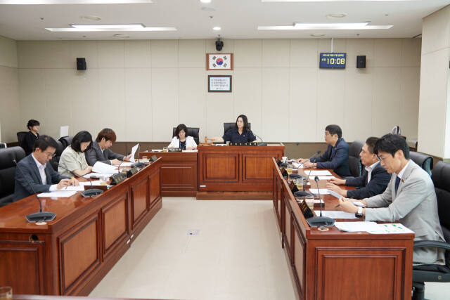지난 23일 오전 회의실에서 열린 용인시의회 의회운영위원회 회의에서 위원들이 임시회 일정을 결정하고 있다. 용인특례시의회 제공