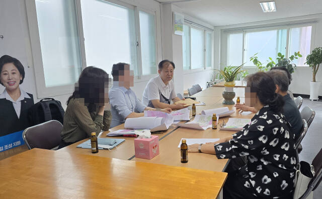 3호선 연장 송파하남선 오륜사거리역 추진위원회가 지난 23일 더불어민주당 남인순 의원실과 신영재 구의원 측 간 간담회를 열고 역사 위치 변경 등의 당위성을 설명하고 있다. 3호선 연장 송파하남선 오륜사거리역 추진위원회위 제공