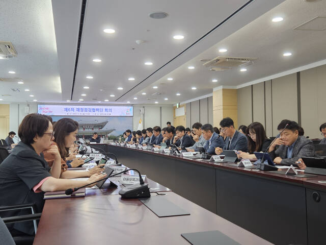 광주시는 26일 시청 비전홀에서 김충범 부시장 주재로 본청 전 부서장이 참석한 가운데 ‘2024년 제6차 재정점검협력단 회의’를 개최했다. 광주시 제공