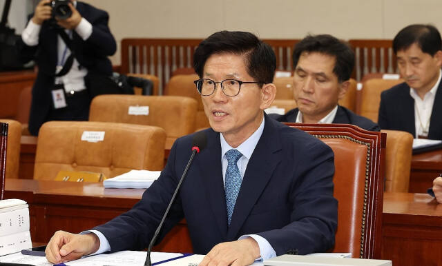 김문수 고용노동부 장관 후보자가 26일 오전 국회에서 열린 인사청문회에 참석해 더불어민주당 소속 안호영 위원장의 질문에 답변하고 있다. 연합뉴스