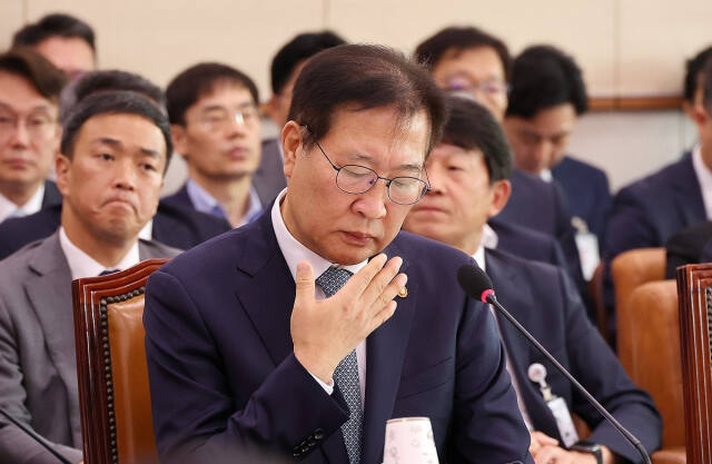 박성재 법무부 장관이 23일 오전 서울 여의도 국회에서 열린 법제사법위원회 전체회의에서 자료를 살펴보고 있다. 연합뉴스