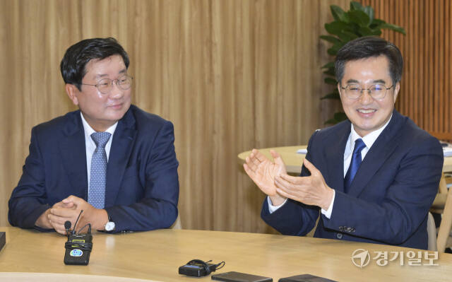 김동연 경기도지사가 26일 오후 경기도청 집무실에서 전해철 전 의원에게 2기 도정자문위원회 위원장으로 위촉했다. 김동연 도지사와 전해철 전 의원이 대화를 나누고 있다. 홍기웅기자