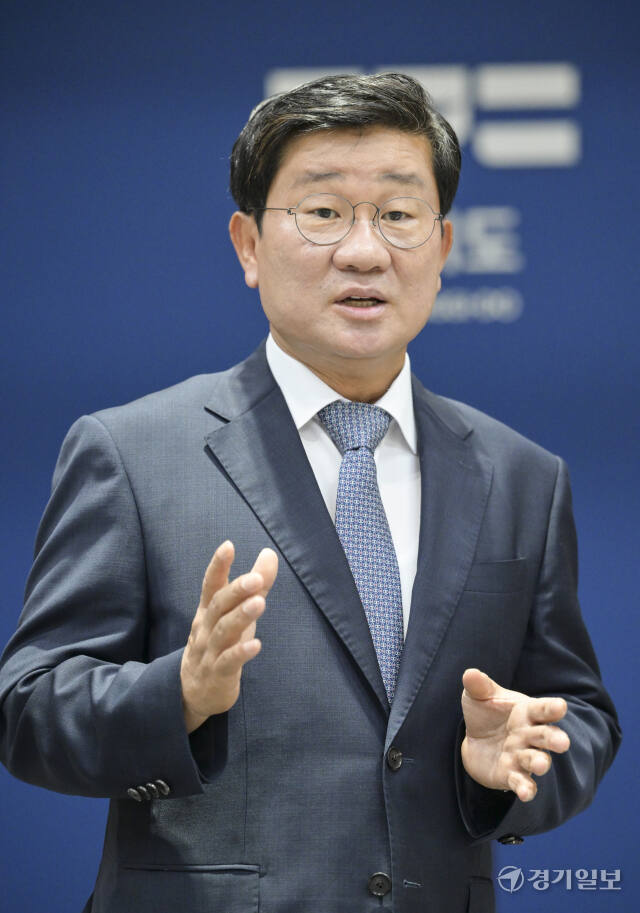 전해철 도정자문위원회 위원장이 브리핑룸에서 질의에 답변하고 있다. 홍기웅기자