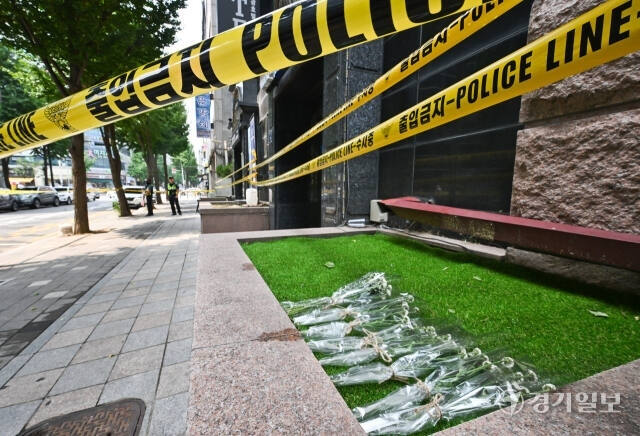 25일 오후 부천시 중동 화재 호텔 앞에 고인들의 명복을 비는 국화꽃이 놓여 있다. 지난 22일 이곳 호텔에서 발생한 화재로 투숙객 7명이 숨지고 12명이 다쳤다. 윤원규기자