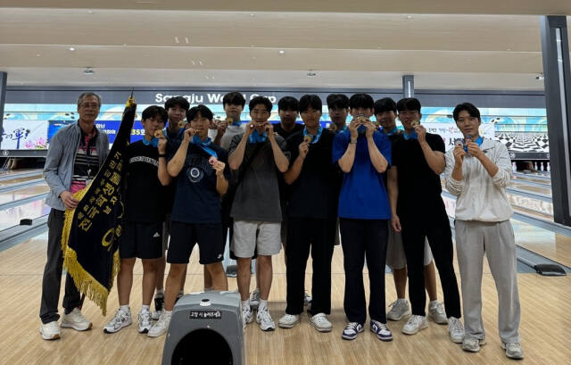 제35회 문화체육관광부장관기 전국학생볼링대회 남자 고등부서 종합우승을 차지한 안양 평촌고 선수단이 시상식 후 기념촬영을 하고 있다.평촌고 제공