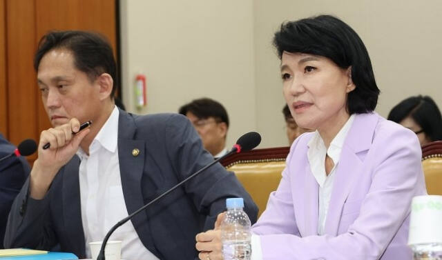 이진숙 방송통신위원장이 지난 14일 오후 국회에서 열린 과학기술정보방송통신위원회의 '불법적 방송문화진흥회 이사 선임 등 방송장악 관련' 2차 청문회에서 의원 질의에 답하고 있다. 연합뉴스
