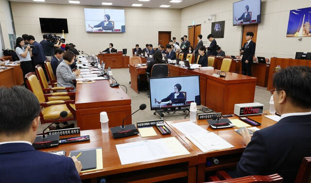 27일 오전 서울 여의도 국회에서 열린 과학기술정보통신위원회 전체회의에 불출석한 김태규 방송통신위원장 직무대행의 자리가 비어 있다. 연합뉴스