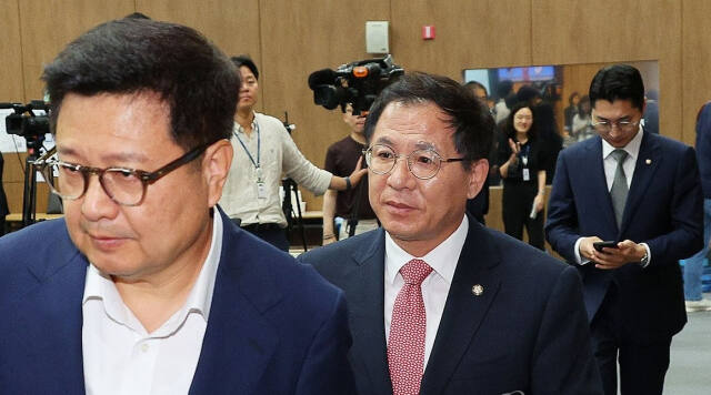 국민의힘 미디어특별위원회 위원장인 이상휘 의원(가운데)과 위원인 김장겸 의원, 박준태 의원이 지난 7월 1일 오전 국회 소통관에서 '방통위 2인 체제 합법성 인정 헌재 결정' 관련 기자회견을 하기 위해 연단으로 향하고 있다. 연합뉴스