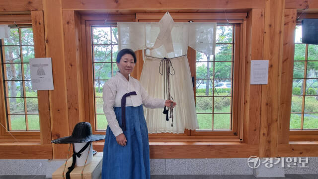 팔달문화센터에서 배성주 전통복식 초대전 ‘의(衣) 손끝에서 피어나다’가 열리고 있는 가운데 배성주 명인(62)이 전시 작품 앞에 서 있다. 이나경기자