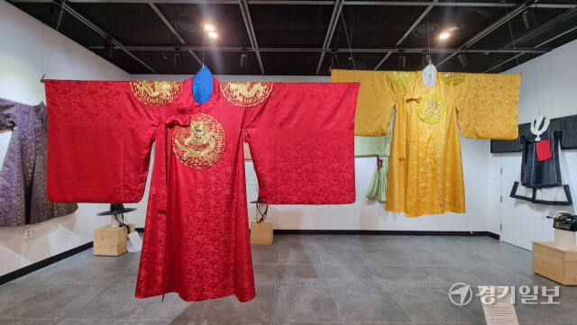 이번 전시에서는 홍곤룡포(좌측)와 황곤룡포(우측) 등 다양한 전통복식을 만날 수 있다. 이나경기자