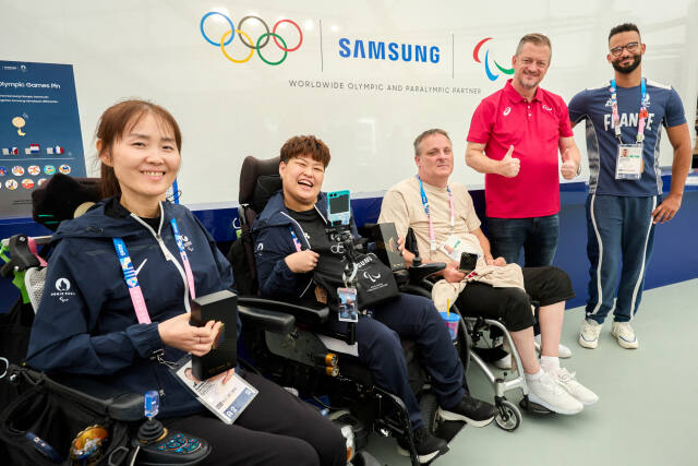 (왼쪽부터)강선희, 정소영(대한민국, 보치아), 커트 부스크 (덴마크, 휠체어 럭비) 선수와 IPC 위원장 앤드류 파슨스, 조르당 루스(프랑스, 휠체어 농구) 선수가 2024 파리 올림픽·패럴림픽 선수촌에 마련된 삼성 올림픽 체험관에서 기념 촬영을 하고 있다. 삼성전자 제공