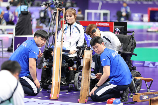 2024 파리 패럴림픽에 출전하는 한국 보치아 대표팀 강선희와 정호원이 27일(한국시간) 프랑스의 사우스 파리 아레나에서 공식 훈련을 하고 있다.연합뉴스