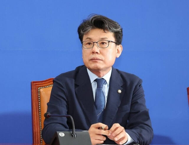 더불어민주당 진성준 정책위의장이 지난 6일 오전 국회에서 열린 원내대책회의에서 박찬대 대표 직무대행 겸 원내대표의 발언을 경청하고 있다. 연합뉴스