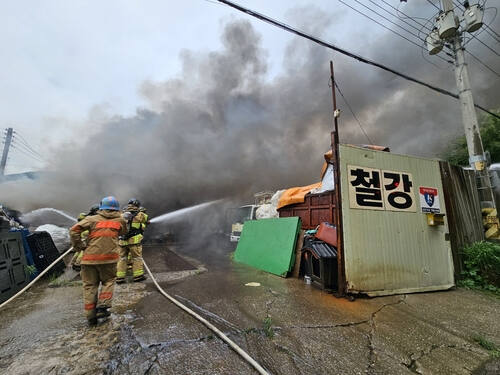 화성봉담읍 상기리 고물상 화재 현장. 경기도소방재난본부 제공