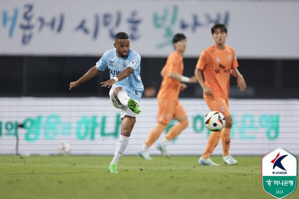 수원FC가 최근 상승세를 재점화하며 구단 첫 선두 도약 가능성을 예고하고 있다. 사진은 지난 28라운드 제주와의 경기 모습.프로축구연맹 제공