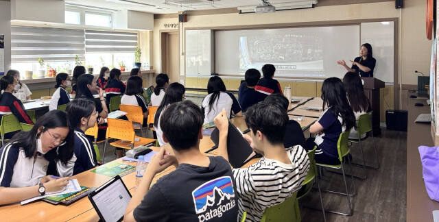 경북외고 학생들이 최근 인천글로벌캠퍼스(IGC) ‘맞춤형 찾아가는 입학 설명회’에서 글로벌캠퍼스에 입주한 학교들의 소개를 듣고 있다. 인천글로벌캠퍼스 제공