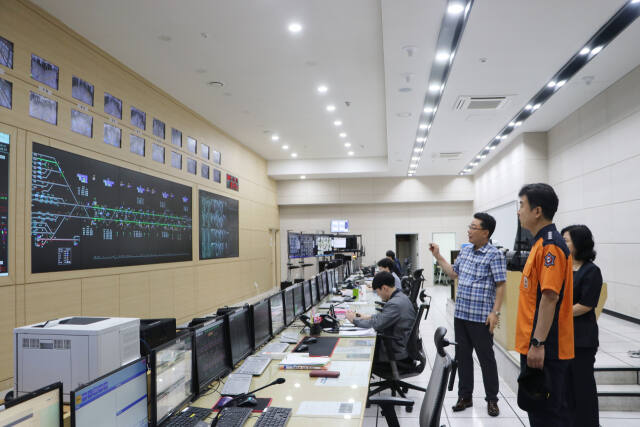 유해공 김포소방서장(가운데)이 김포골드라인 차량기지 종합관제실에서 운영 전 과정을 점검하고 있다. 김포소방서 제공