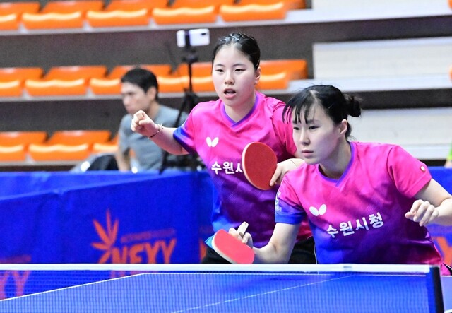 2024 추계 회장기실업탁구대회 내셔널리그 여자 복식서 우승한 문현정(오른쪽)과 유다현.수원시청 제공