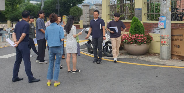 24일 성남교육지원청이 지역 내 학교 밖 통학로 교통환경에 대한 점검을 실시하고 있다. 성남교육지원청 제공