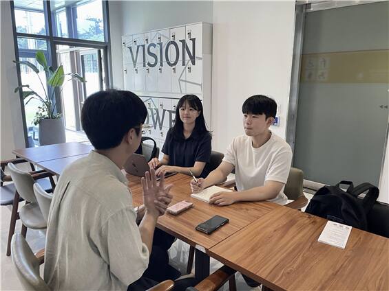 지난달 19일 맑은물상상누리에서 에코불망 팀(우측)이 센터 담당자인 김동균 시흥시 주무관(좌측)과 인터뷰를 진행하고 있다. ‘에코불망’ 팀 제공