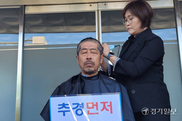 28일 오전 평택시의회 앞에서 민주당 유승영 시의원이 전반기 상임위로 우선 추경심사안을 처리하자는 의사일정 변경 동의안이 부결된 데 항의하는 의미로 삭발을 하고 있다. 안노연기자