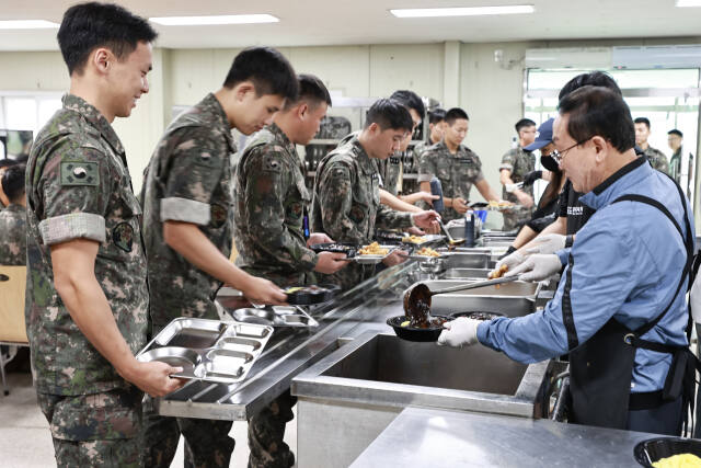 연천군, 5사단을 사랑하는 모임, 커피 프랜차이즈 더벤티는 27일 군 장병 짜장 봉사 및 율무음료 시음 행사를 진행했다. 연천군 제공