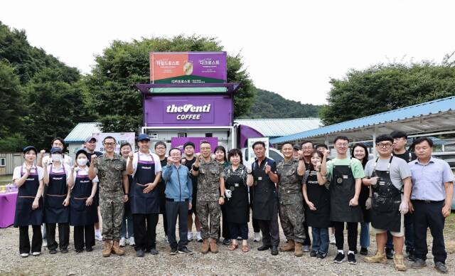 연천군, 5사단을 사랑하는 모임, 커피 프랜차이즈 더벤티는 27일 군 장병 짜장 봉사 및 율무음료 시음 행사를 진행했다. 연천군 제공
