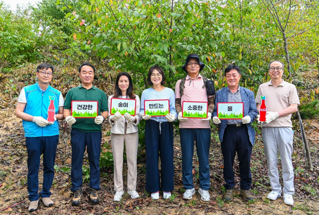 세계 물 주간을 맞아 지난 27일 코카콜라와 여주시 등 6개 기관이 참여한 여주시 숲 가꾸기 행사를 진행하고 있다. 여주시 산림조합 제공
