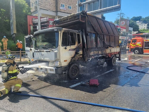 남양주 화도읍 한 사거리 신호대기 중인 5t 화물차 화재 현장. 경기도 북부소방재난본부 제공