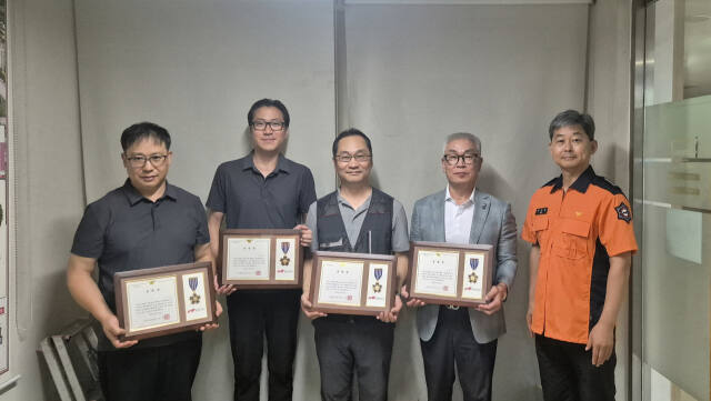 27일 남양주소방서는 지난달 지하 주차장 화재현장에서 인명 및 재산 피해를 줄인 유공 시민 4명에게 표창장을 수여했다. 남양주소방서 제공