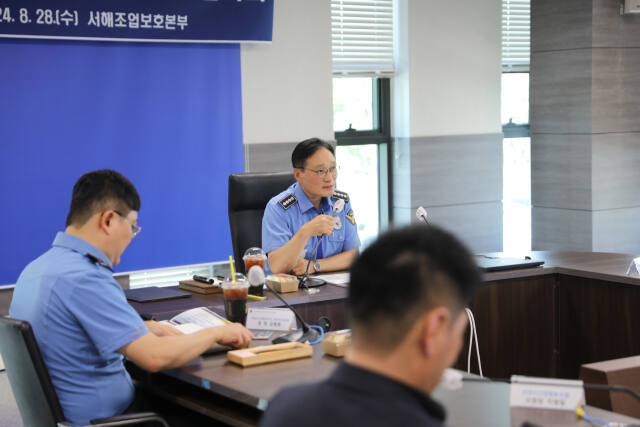 이천식 인천해양경찰서장이 28일 서구 청라동 인천해양경찰서 대회의실에서 열린 서해특정해역 조업보호협의회에서 인사말을 하고 있다. 인천해양경찰서제공.