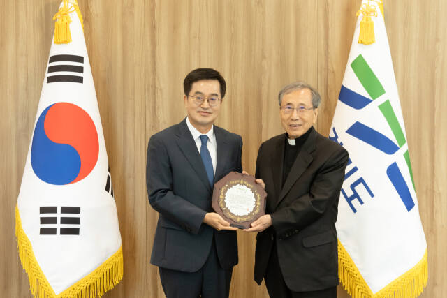 김동연 경기도지사가 28일 도청에서 ㈔인권의학연구소 이사장인 함세웅 신부로부터 감사패를 받고 기념촬영을 하고 있다. 경기도 제공