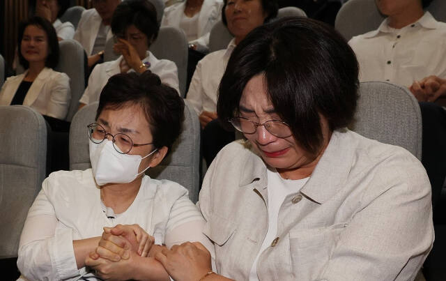 28일 국회 본회의에서 간호법이 통과되자 방청하던 전현직 간호사들이 기쁨의 눈물을 흘리고 있다. 연합뉴스