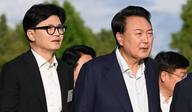 윤석열 대통령이 24일 서울 용산 대통령실 앞 파인그라스에서 열린 국민의힘 신임 지도부 초청 만찬에서 국민의힘 한동훈 대표 등과 함께 걷고 있다.