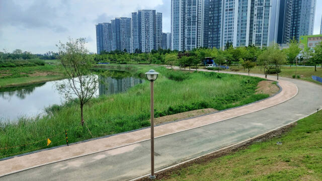 인천 서구 청라호수공원에 마련한 맨발 산책길. 인천경제청 제공
