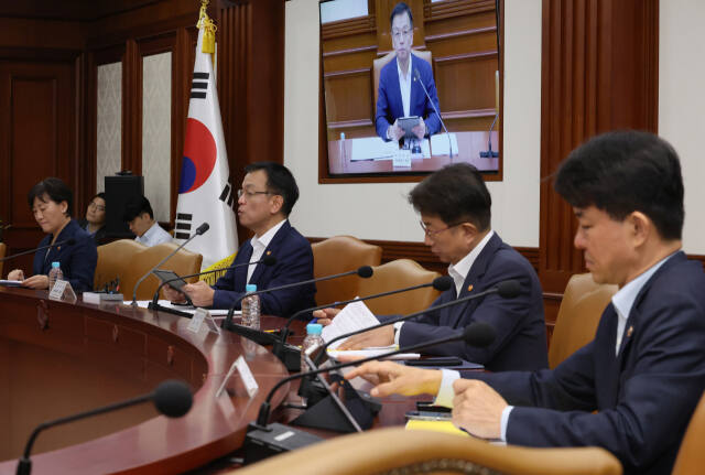 최상목 부총리 겸 기획재정부 장관이 28일 서울 종로구 정부서울청사에서 추석 민생안정대책, 새로운 임대주택 공급방안 등을 논의하기 위해 열린 경제관계장관회의에서 발언하고 있다. 연합뉴스