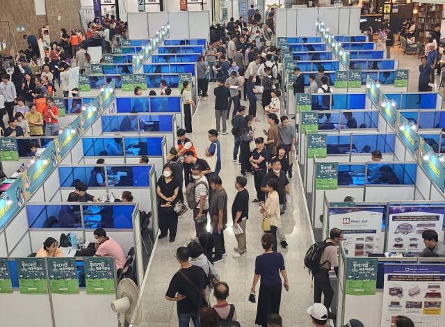 27일 인천 남동구 구월동 시청 본관에서 열린 ‘인천 뿌리기업 채용박람회’에서 참가자들이 부스를 둘러보고 있다. 시 제공