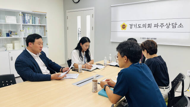 경기도의회 고준호 의원(국민의힘, 파주1)이 경기도 복지국으로부터 업무보고를 받고 있다. 경기도의회 제공.