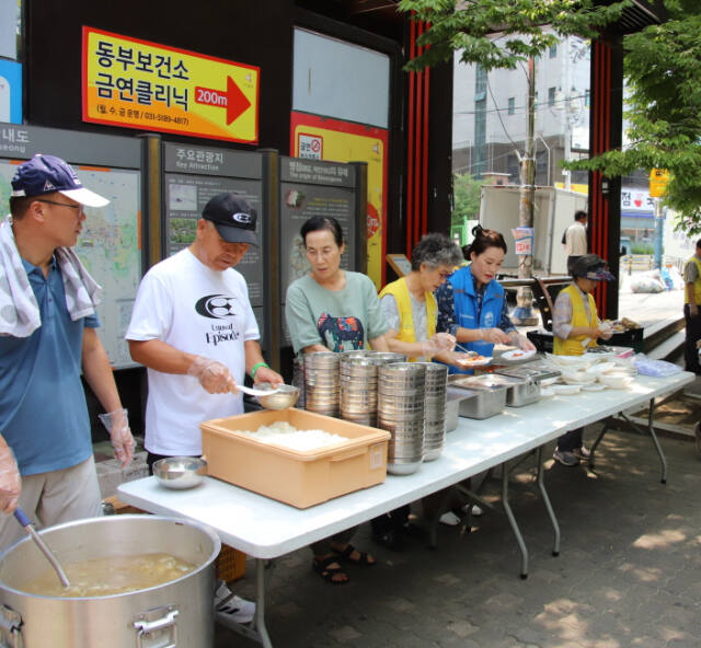 (사)화성시자원봉사센터가 지난 27일 지역 내 소외계층 등을 위한 ‘참! 좋은 사랑의 밥차’를 운영했다. 화성시자원봉사센터 제공