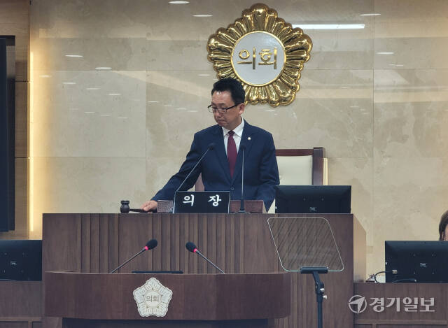 28일 강정구 평택시의회 의장이 제250회 제2차 본회의 산회를 선포하고 있다. 안노연기자