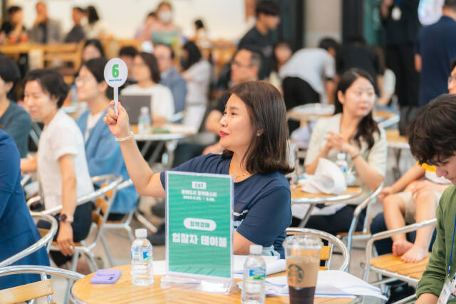 지난해 열린 ‘제1회 의정부 문화도시 정책페스타’에서 정책 경매에 참여한 시민들. 의정부문화재단 제공