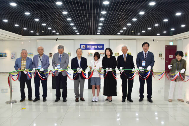 지난 27일 경기도교육복지종합센터에서 열린 제39회 한일학생 미술작품 교류전에서 관계자들이 테이프 커팅식을 진행하고 있다. (사)한국UNESCO경기도협회 제공