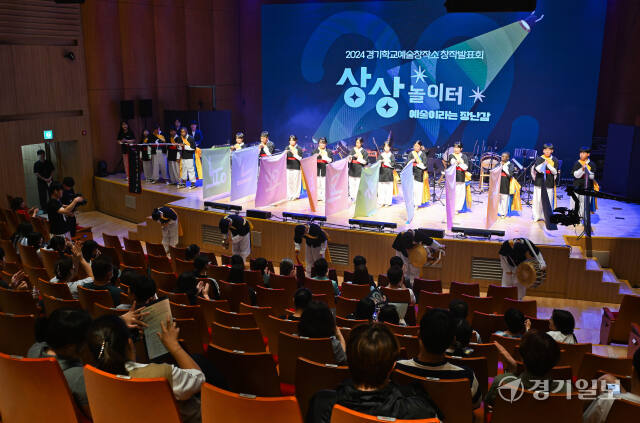 28일 오후 경기도교육청 남부청사에서 열린 ‘2024 경기학교예술창작소 예술영재 창작발표회’에서 학생들의 공연이 펼쳐지고 있다. 상상 놀이터 주제로 열린 이번 창작발표회에서는 경기도형 예술영재교육 '마스터 클래스'에 참여한 189명 학생들의 작품과 사물놀이, 밴드 등 다양한 공연을 관람할 수 있었다. 윤원규기자