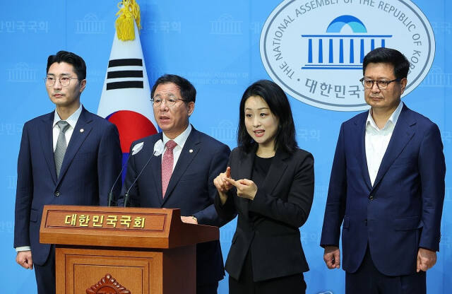 국민의힘 미디어특별위원회 위원장인 이상휘 의원(왼쪽 두번째)이 지난 7월 1일 오전 국회 소통관에서 ‘방통위 2인 체제 합법성 인정 헌재 결정’ 관련 기자회견을 하고 있다. 연합뉴스