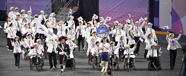 29일(한국시간) 프랑스 파리 콩코드 광장에서 열린 2024 파리 패럴림픽 개막식에서 대한민국 선수단이 36번째로 태극기를 앞세우고 입장하고 있다.연합뉴스