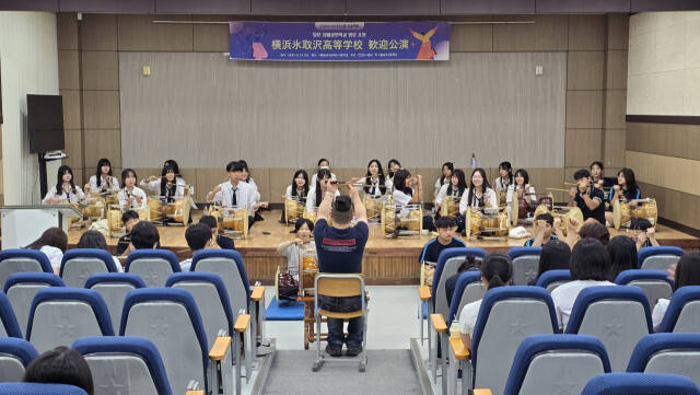 20~23일 시흥능곡고와 요코하마 히토리자와고가 국제교류 행사를 진행했다. 사진은 장구 수업 중인 양교 학생들 모습. 시흥능곡고 제공