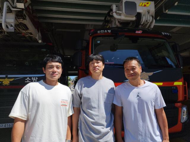 29일 오전 10시28분께 퇴근하던 소방관들이 심정지로 쓰러진 환자를 발빠르게 구조했다. 좌측부터 서원택 소방위, 김태성 소방장, 심준규 소방위. 인천중부소방서제공.