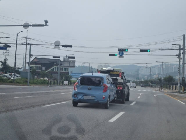 SUV차량을 가로막은 경차. 이천경찰서 제공